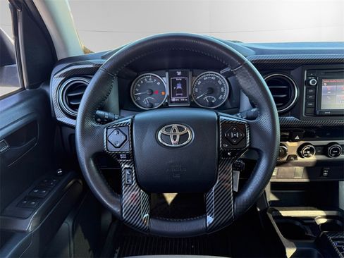 Used 2017 Toyota Tacoma SR5 image 12