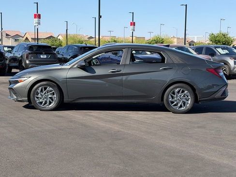 Used 2024 Hyundai Elantra SEL FWD image 2