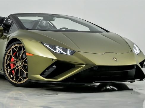 Used 2022 Lamborghini Huracan EVO RWD image 3