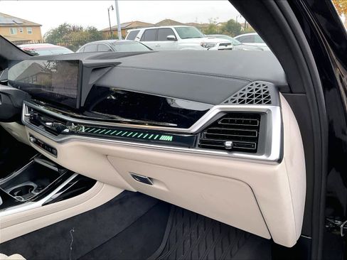 Used 2025 BMW X7 M60i AWD/4WD image 17