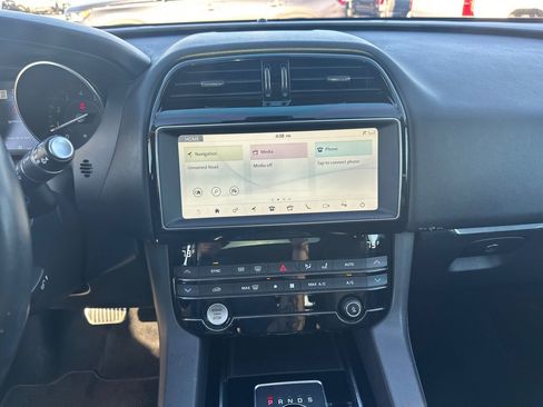 Used 2019 Jaguar F-PACE Premium image 28