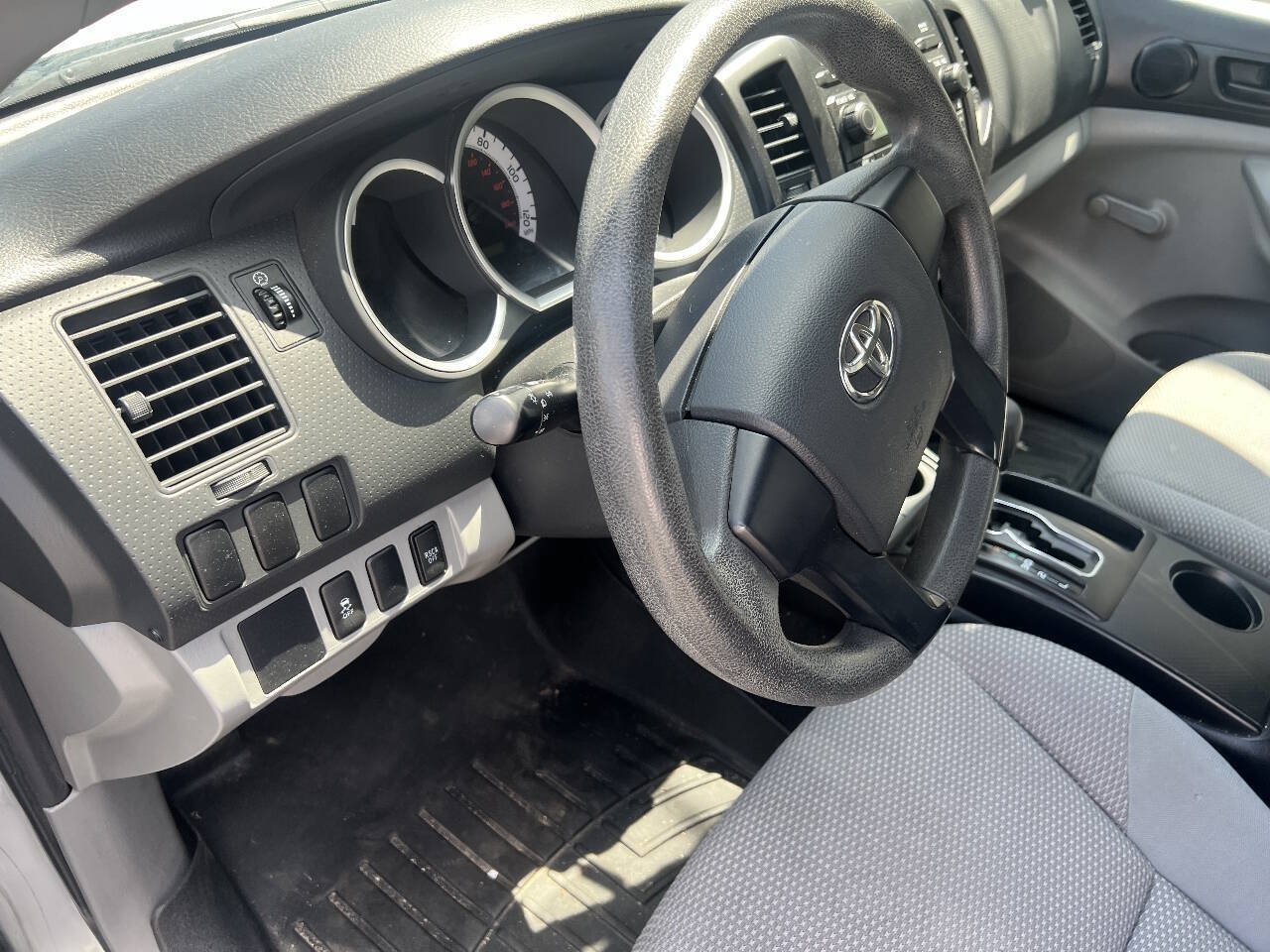 Used 2012 Toyota Tacoma 4x4 Regular Cab image 3