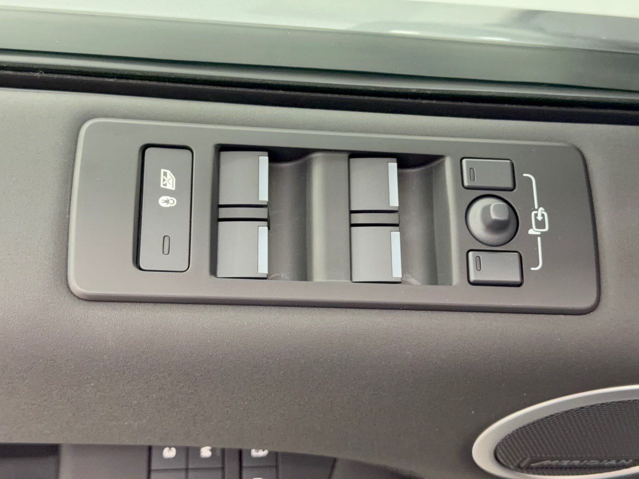 Certified 2026 Land Rover Discovery S AWD/4WD image 15