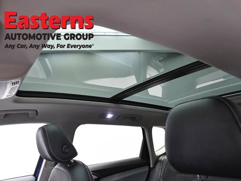 Used 2022 Volkswagen Taos SE w/ Panoramic Sunroof Package FWD image 34