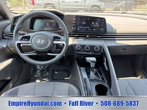 Certified 2024 Hyundai Elantra SE FWD image 11