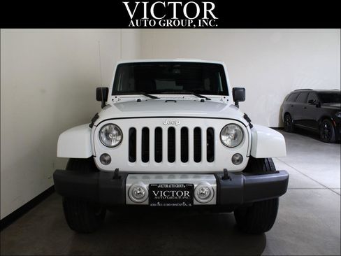 Used 2015 Jeep Wrangler Unlimited Sahara w/ Connectivity Group AWD/4WD image 2