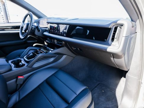 Certified 2025 Porsche Cayenne image 27