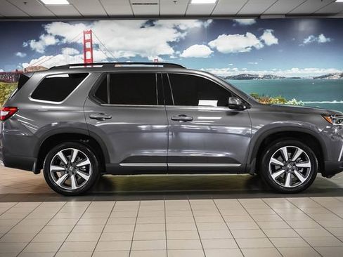 Used 2025 Honda Pilot Touring image 5