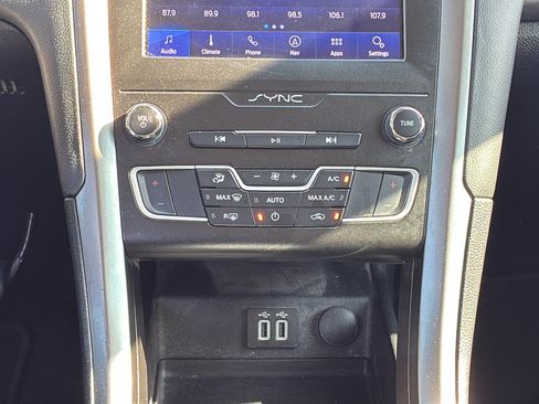 Used 2020 Ford Fusion SE FWD image 21