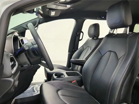 Used 2025 Chrysler Pacifica Select image 28