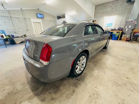 Used 2018 Chrysler 300 Touring L image 6