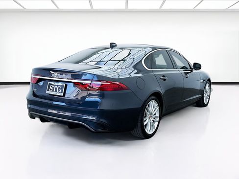 Used 2022 Jaguar XF SE RWD image 4