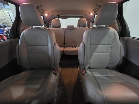 Used 2017 Toyota Sienna XLE w/ XLE Navigation Package image 15