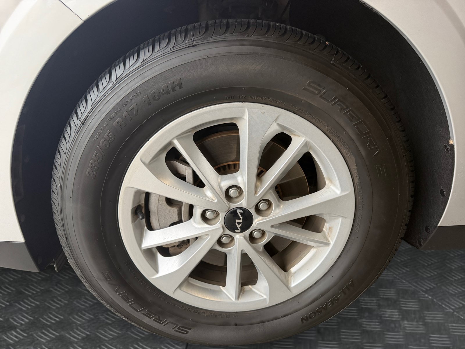 Used 2023 Kia Carnival LX FWD image 9