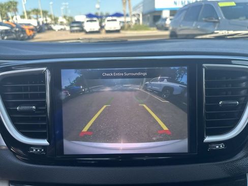 Used 2024 Chrysler Pacifica Touring-L FWD image 24