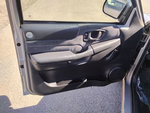 Used 2001 Chevrolet S10 Pickup LS w/ Preferred Equipment Group image 9