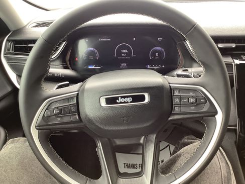 Used 2022 Jeep Grand Cherokee Altitude AWD/4WD image 13