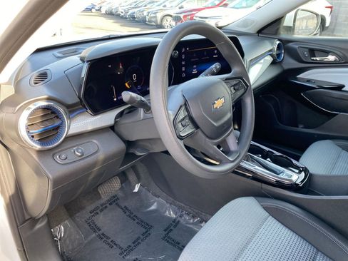 Used 2025 Chevrolet Trax LT image 33