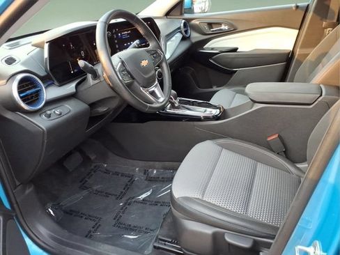 Used 2025 Chevrolet Trax LT w/ Sunroof Package FWD image 11