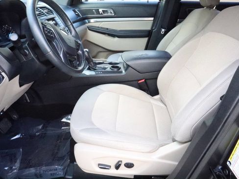 Used 2018 Ford Explorer XLT image 4