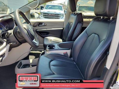 Used 2023 Chrysler Pacifica Touring-L FWD image 15