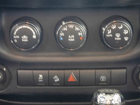 Used 2014 Jeep Wrangler Unlimited Rubicon w/ Connectivity Group AWD/4WD image 24