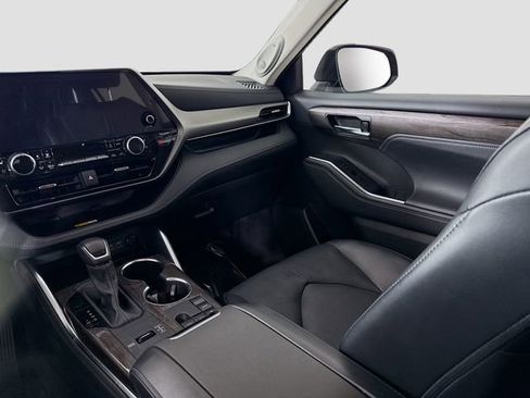 Used 2024 Toyota Highlander Limited image 23