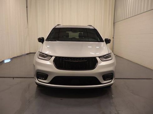 New 2026 Chrysler Pacifica Limited w/ S Appearance Package FWD image 3