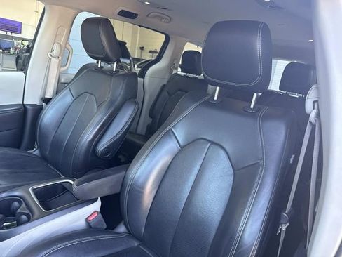 Used 2022 Chrysler Pacifica Touring-L FWD image 17