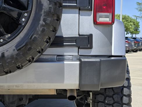 Used 2016 Jeep Wrangler Unlimited Sahara w/ Connectivity Group image 18