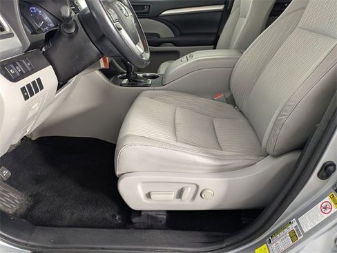 Used 2017 Toyota Highlander Plus image 11