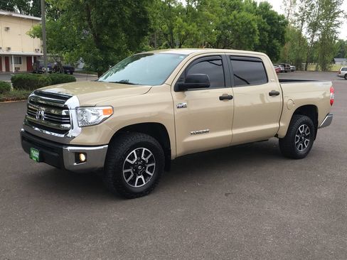 Used 2017 Toyota Tundra SR5 w/ TRD Off Road Package AWD/4WD image 12