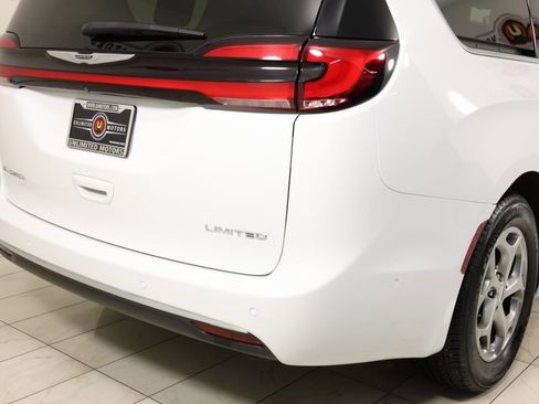 Used 2022 Chrysler Pacifica Limited image 45