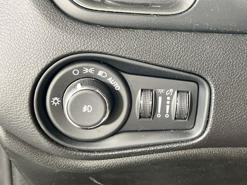 Used 2022 Jeep Renegade Latitude AWD/4WD image 10