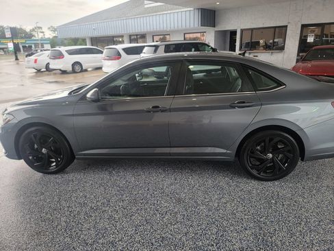 Used 2025 Volkswagen Jetta SE FWD image 2