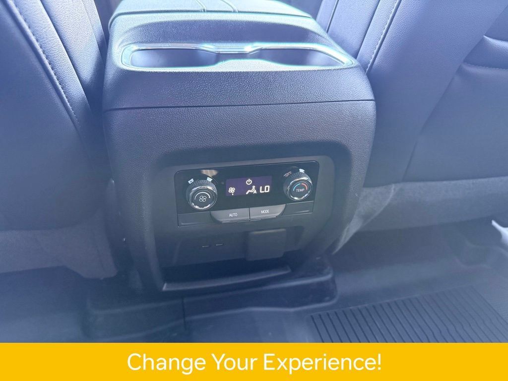 Used 2025 Chevrolet Traverse LT w/ Driver Confidence Package FWD image 11