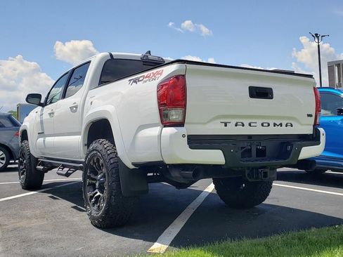 Used 2017 Toyota Tacoma TRD Sport AWD/4WD image 8