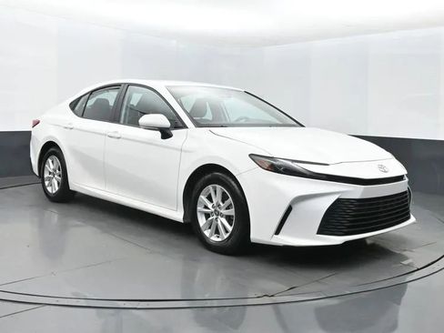 Used 2025 Toyota Camry LE image 2