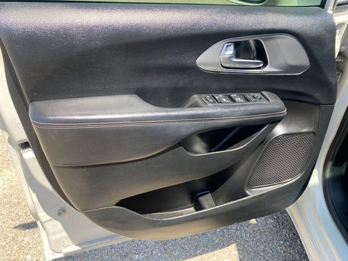 Used 2019 Chrysler Pacifica Touring Plus w/ S Appearance Package FWD image 11