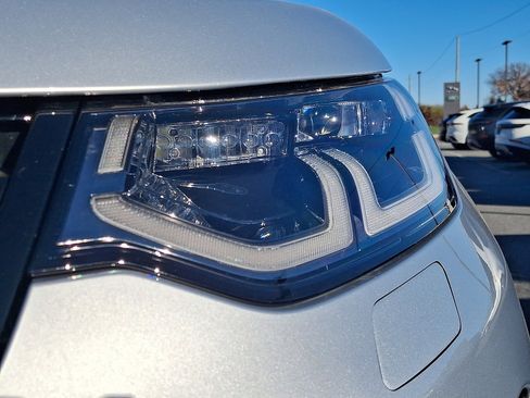 Used 2025 Land Rover Discovery Sport S image 9