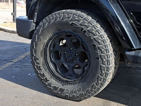 Used 2018 Jeep Wrangler Unlimited Sahara image 7