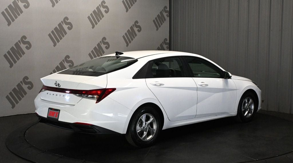 Used 2021 Hyundai Elantra SE FWD image 5