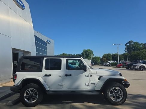 Used 2018 Jeep Wrangler Unlimited Sahara AWD/4WD image 4