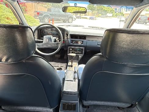 Used 1991 Oldsmobile Cutlass Calais Sedan FWD image 25