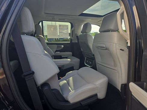 Certified 2025 Ford Expedition Platinum w/ Driver's Package AWD/4WD image 31