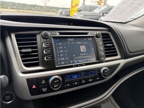 Used 2017 Toyota Highlander SE FWD image 52