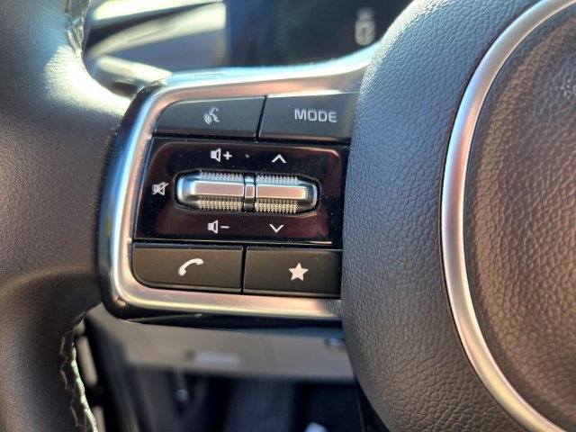 Used 2025 Kia Carnival FWD image 35