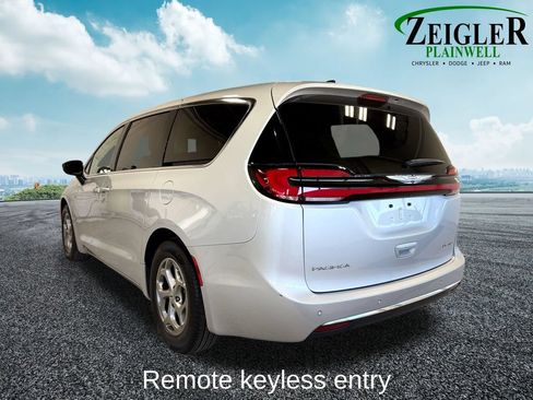 Used 2024 Chrysler Pacifica Limited FWD image 6