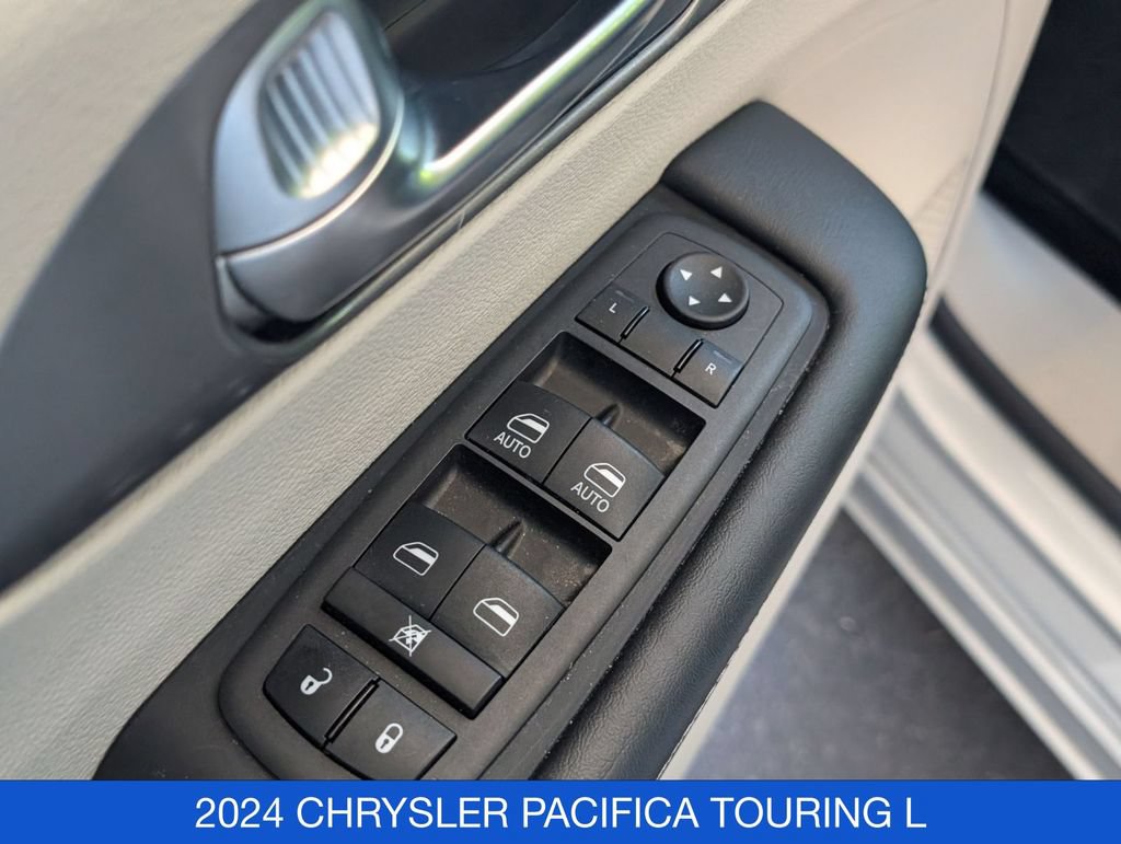 Used 2024 Chrysler Pacifica Touring-L FWD image 12