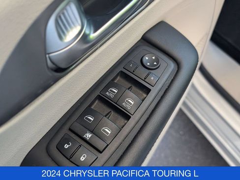 Used 2024 Chrysler Pacifica Touring-L FWD image 12